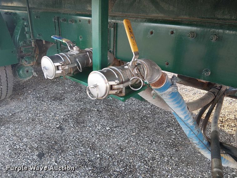 image for item EG1689 2007 Peterbilt 335 flatbed truck