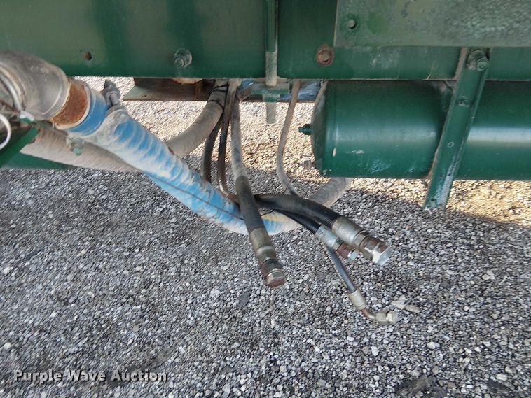 image for item EG1689 2007 Peterbilt 335 flatbed truck