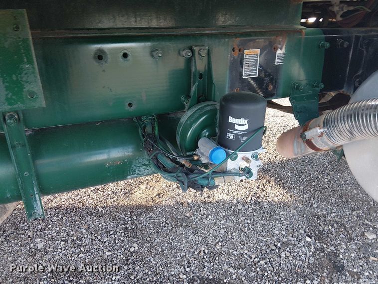 image for item EG1689 2007 Peterbilt 335 flatbed truck