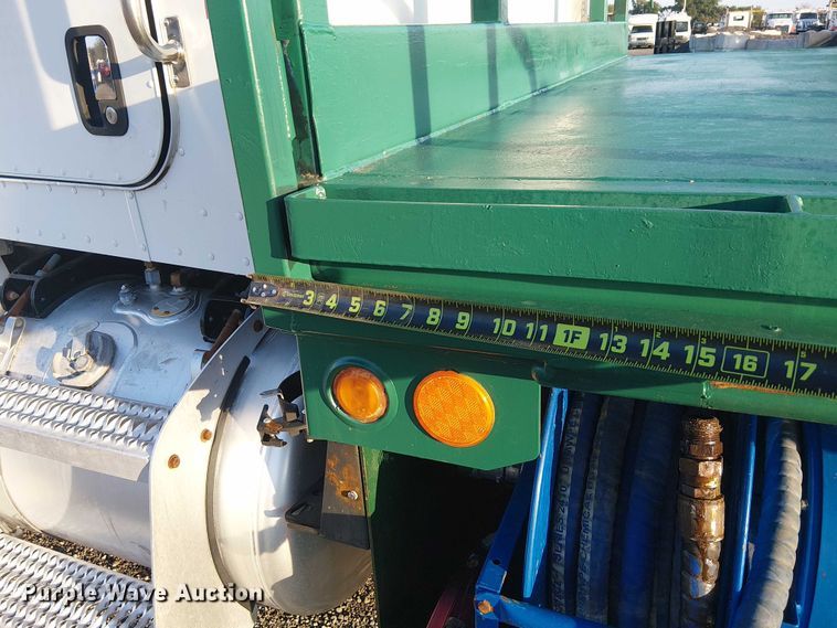 image for item EG1689 2007 Peterbilt 335 flatbed truck