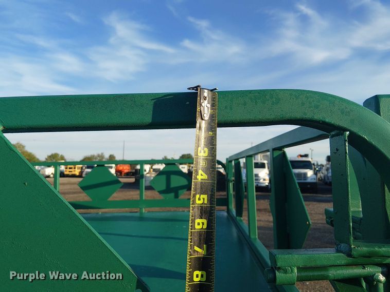 image for item EG1689 2007 Peterbilt 335 flatbed truck