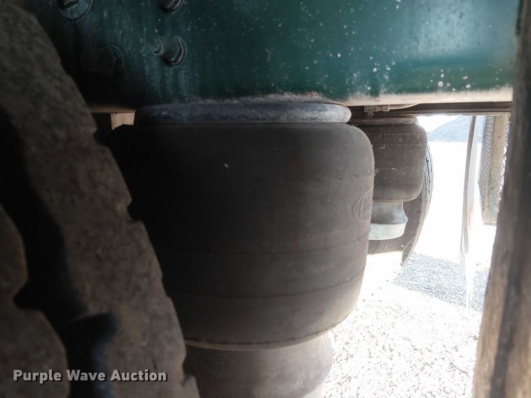 image for item EG1689 2007 Peterbilt 335 flatbed truck