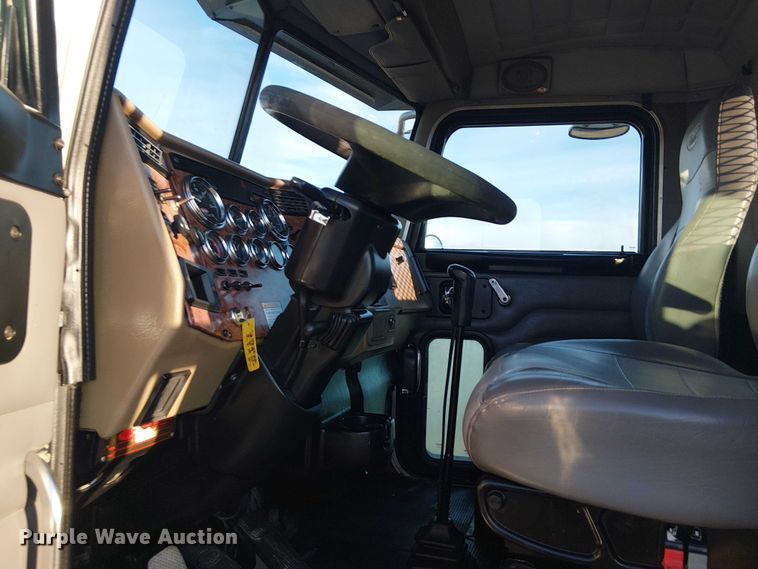 image for item EG1689 2007 Peterbilt 335 flatbed truck