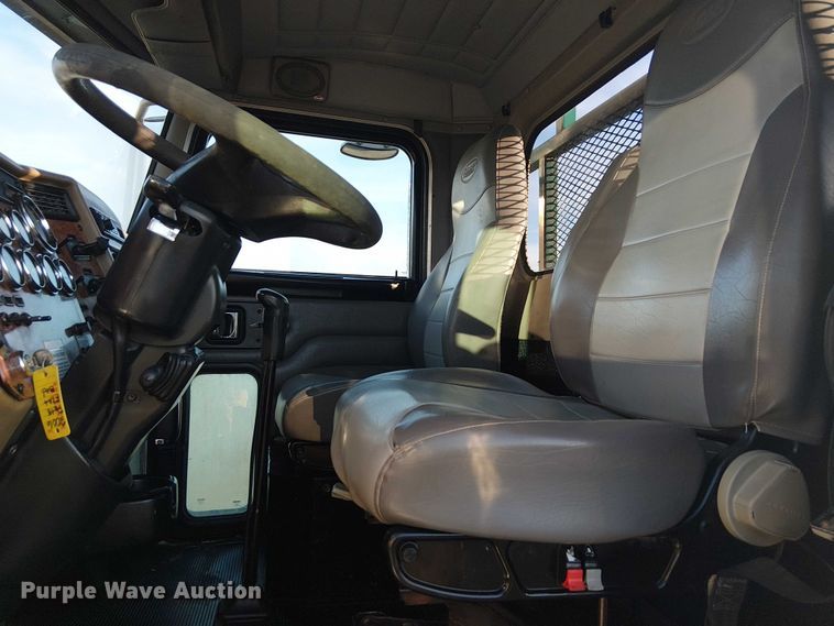 image for item EG1689 2007 Peterbilt 335 flatbed truck