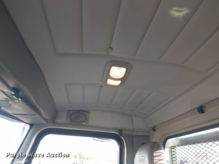 image for item EG1689 2007 Peterbilt 335 flatbed truck