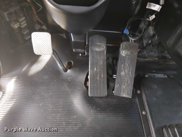 image for item EG1689 2007 Peterbilt 335 flatbed truck