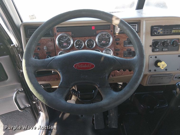 image for item EG1689 2007 Peterbilt 335 flatbed truck