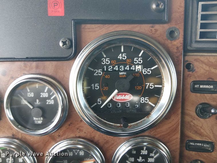 image for item EG1689 2007 Peterbilt 335 flatbed truck