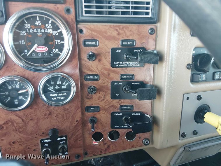 image for item EG1689 2007 Peterbilt 335 flatbed truck