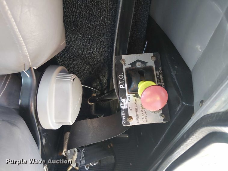 image for item EG1689 2007 Peterbilt 335 flatbed truck