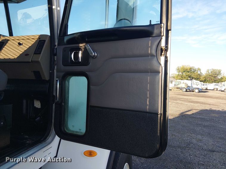 image for item EG1689 2007 Peterbilt 335 flatbed truck