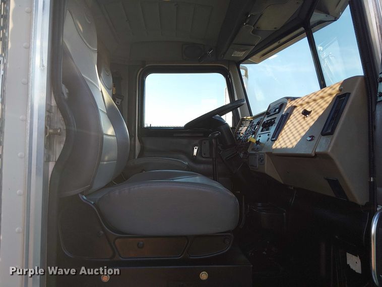 image for item EG1689 2007 Peterbilt 335 flatbed truck