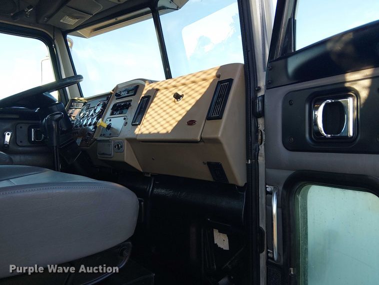 image for item EG1689 2007 Peterbilt 335 flatbed truck