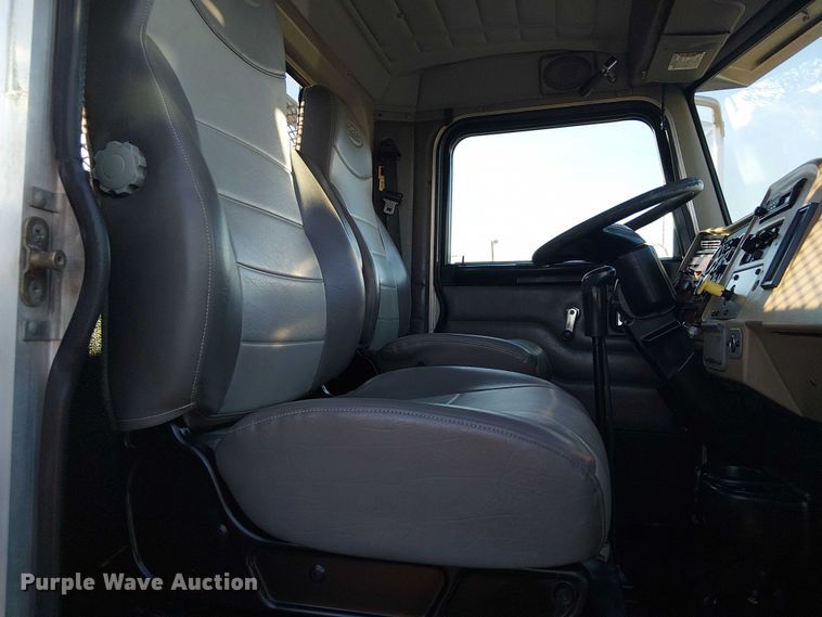 image for item EG1689 2007 Peterbilt 335 flatbed truck