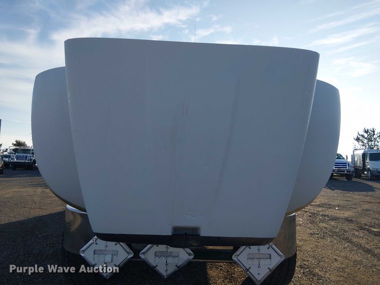 image for item EG1689 2007 Peterbilt 335 flatbed truck