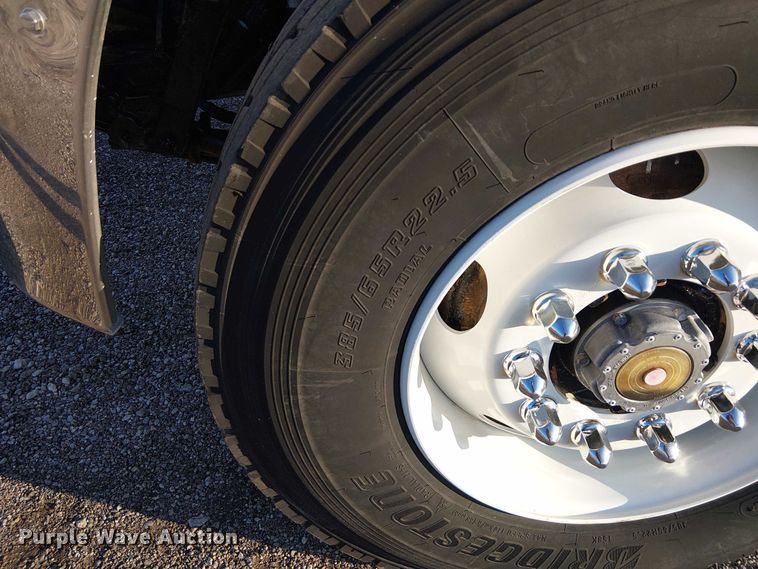 image for item EG1689 2007 Peterbilt 335 flatbed truck