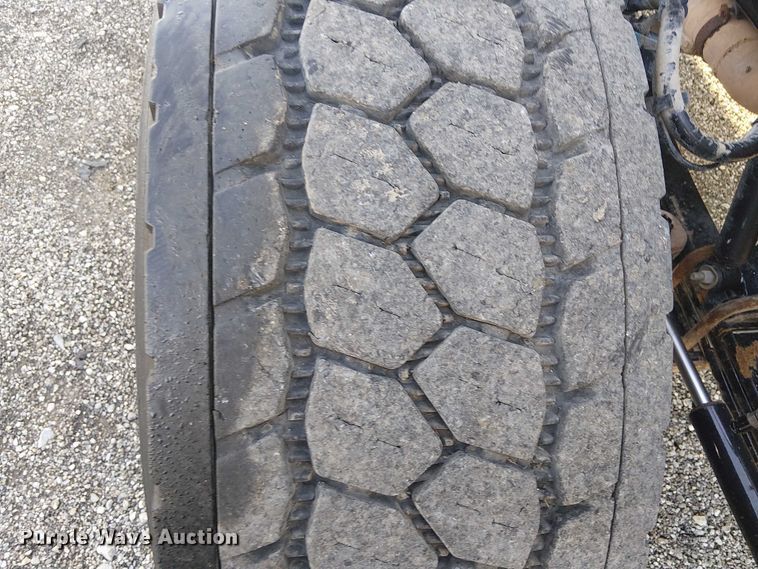 image for item EG1689 2007 Peterbilt 335 flatbed truck