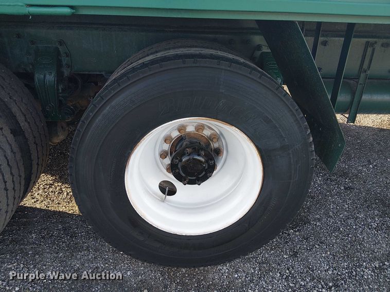 image for item EG1689 2007 Peterbilt 335 flatbed truck