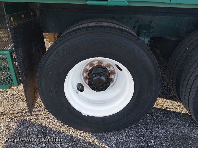 image for item EG1689 2007 Peterbilt 335 flatbed truck