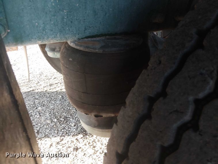 image for item EG1689 2007 Peterbilt 335 flatbed truck