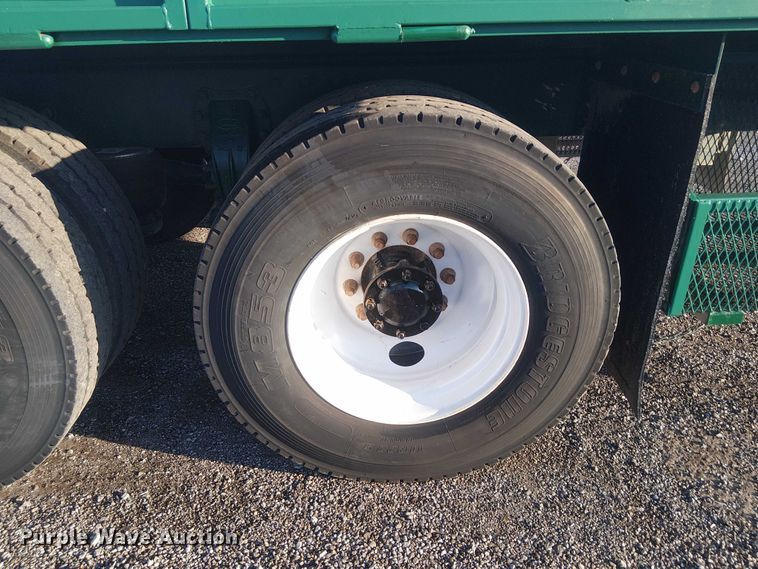 image for item EG1689 2007 Peterbilt 335 flatbed truck