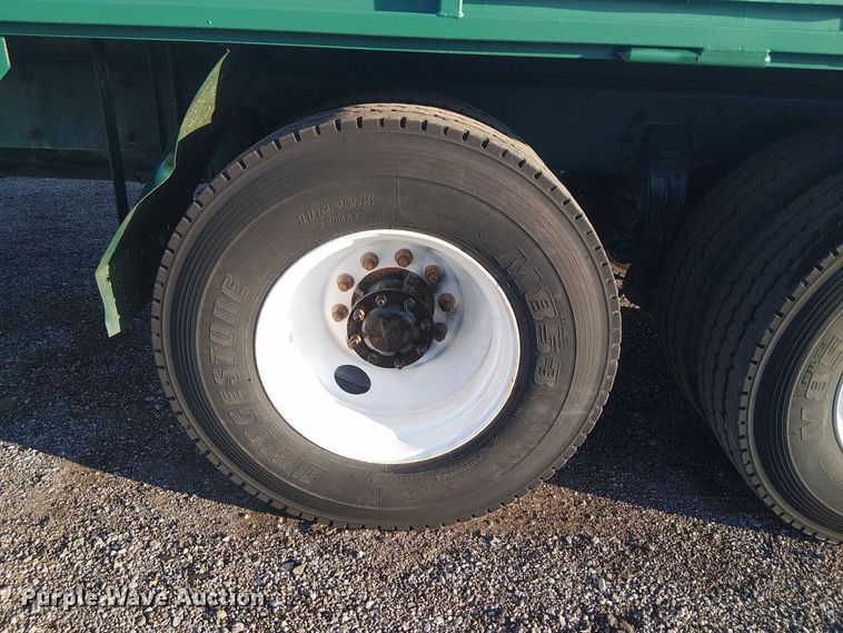 image for item EG1689 2007 Peterbilt 335 flatbed truck