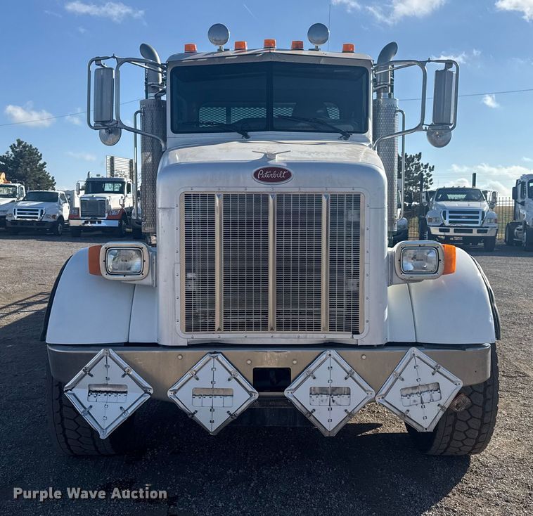 image for item EG1756 2007 Peterbilt 357 flatbed truck