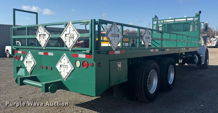 image for item EG1756 2007 Peterbilt 357 flatbed truck