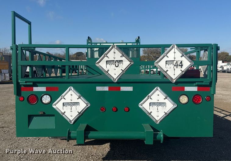 image for item EG1756 2007 Peterbilt 357 flatbed truck