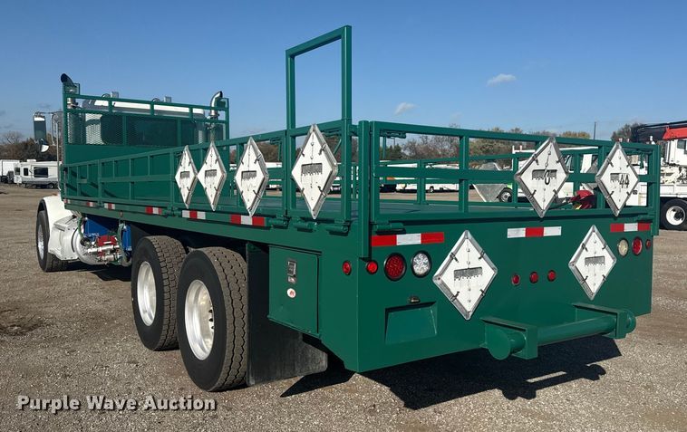 image for item EG1756 2007 Peterbilt 357 flatbed truck