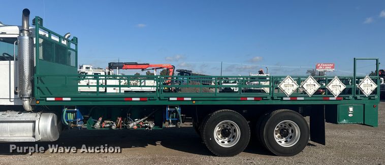 image for item EG1756 2007 Peterbilt 357 flatbed truck