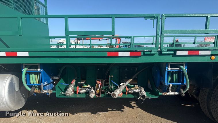 image for item EG1756 2007 Peterbilt 357 flatbed truck