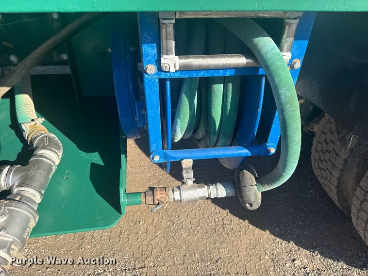 image for item EG1756 2007 Peterbilt 357 flatbed truck