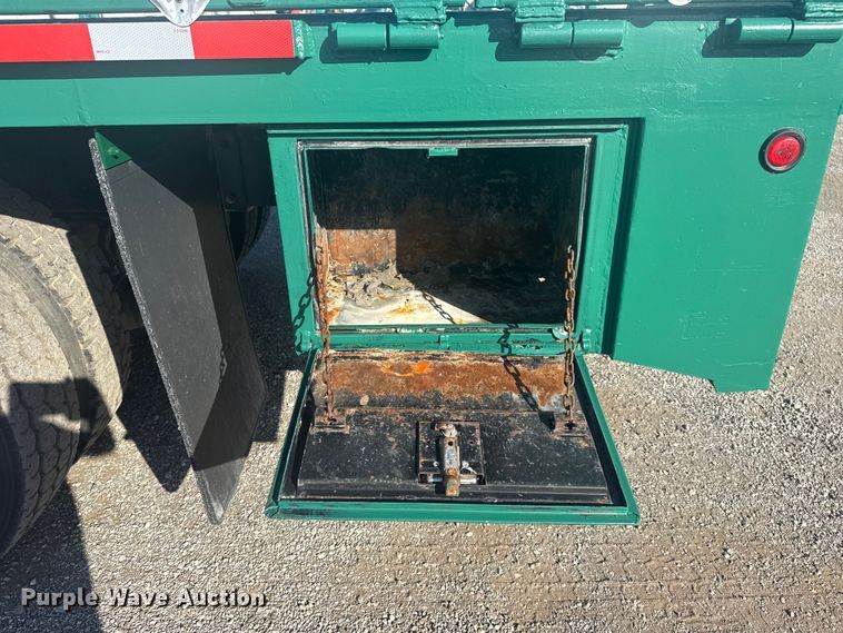 image for item EG1756 2007 Peterbilt 357 flatbed truck