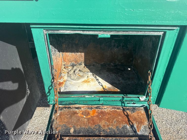 image for item EG1756 2007 Peterbilt 357 flatbed truck