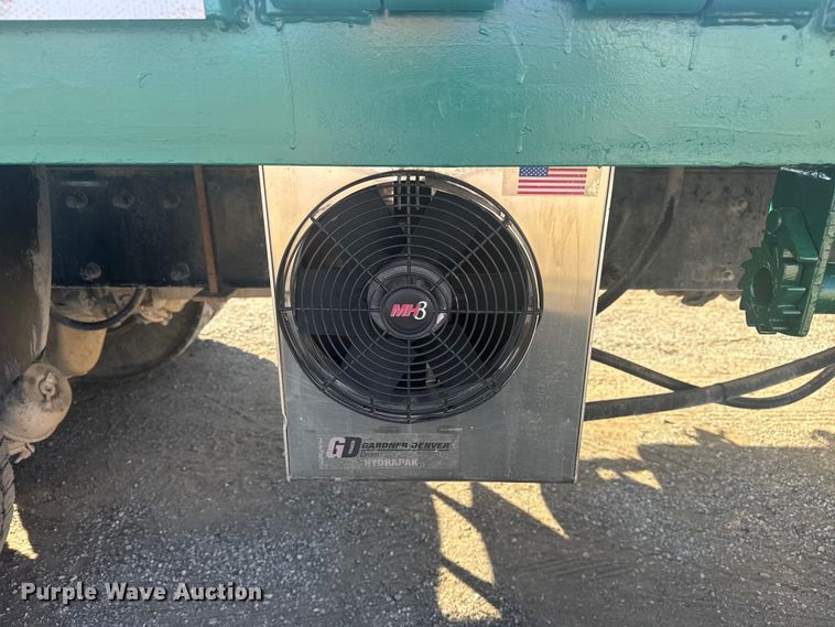 image for item EG1756 2007 Peterbilt 357 flatbed truck