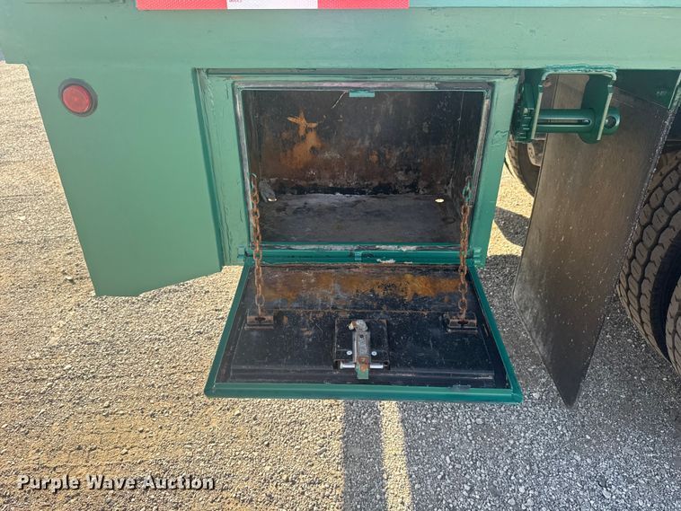 image for item EG1756 2007 Peterbilt 357 flatbed truck