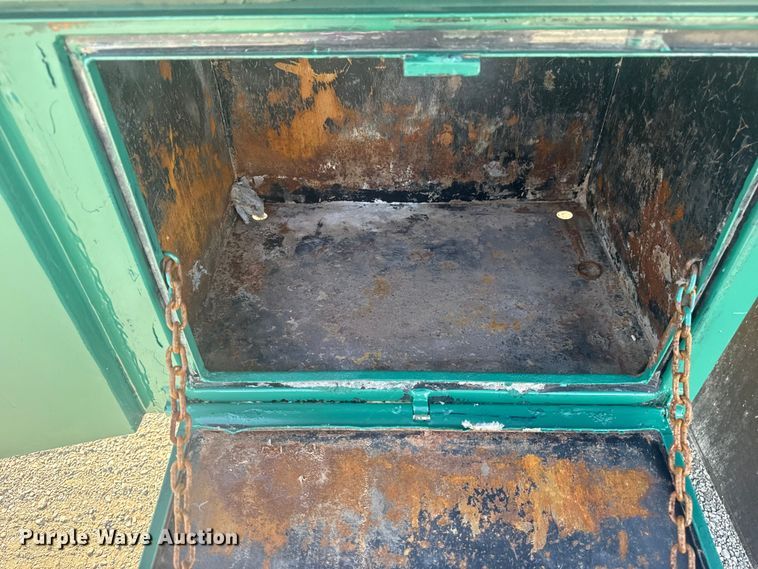 image for item EG1756 2007 Peterbilt 357 flatbed truck