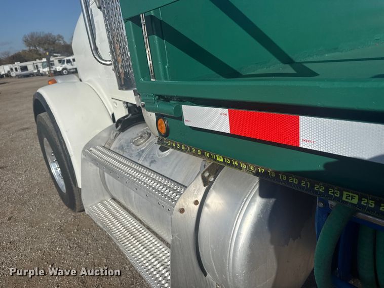 image for item EG1756 2007 Peterbilt 357 flatbed truck