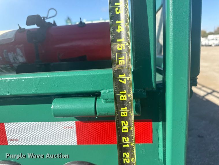 image for item EG1756 2007 Peterbilt 357 flatbed truck