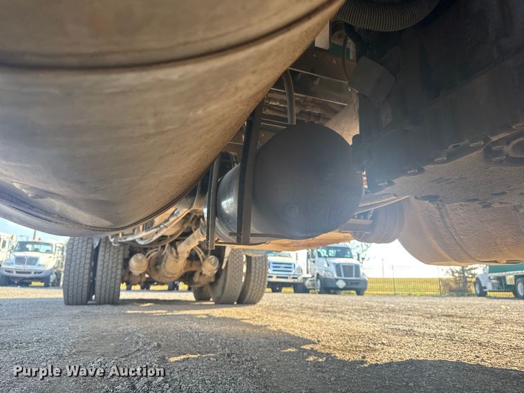 image for item EG1756 2007 Peterbilt 357 flatbed truck