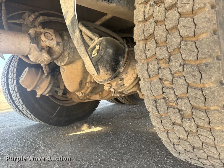 image for item EG1756 2007 Peterbilt 357 flatbed truck