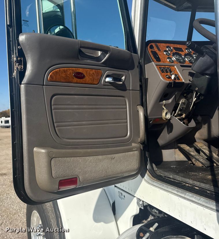 image for item EG1756 2007 Peterbilt 357 flatbed truck