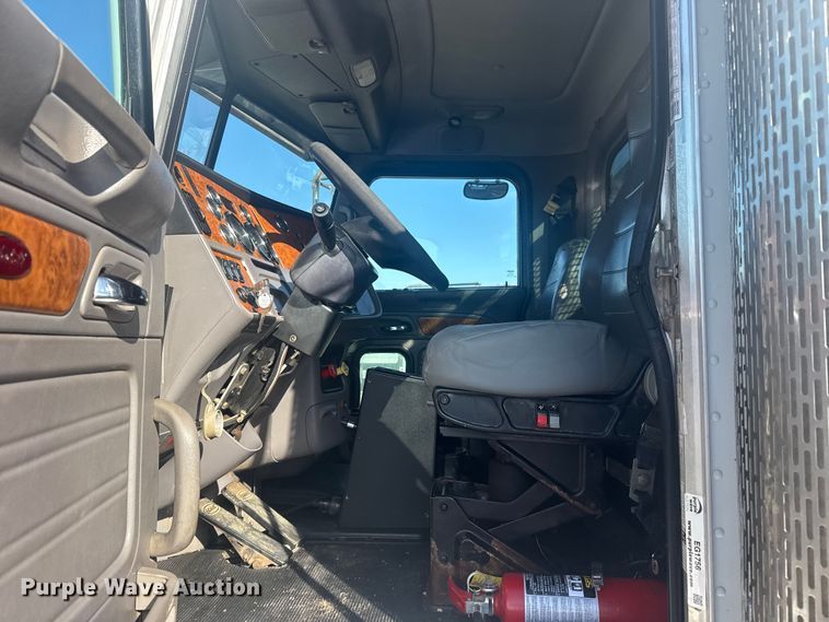 image for item EG1756 2007 Peterbilt 357 flatbed truck