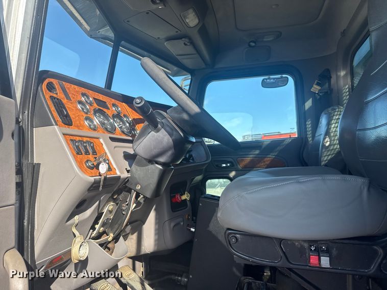 image for item EG1756 2007 Peterbilt 357 flatbed truck