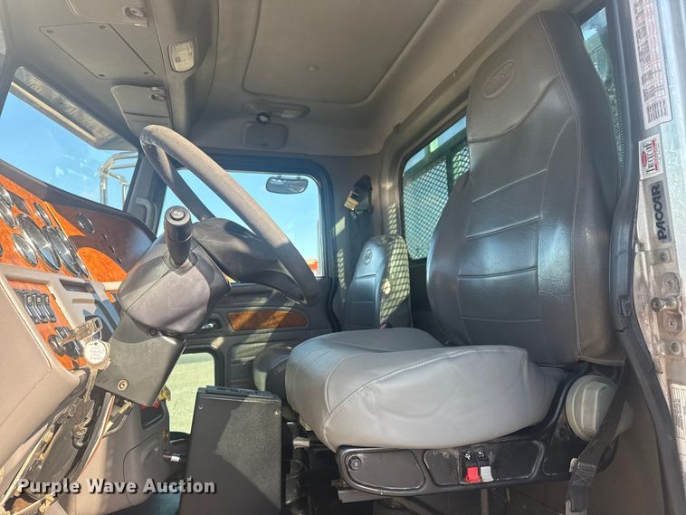 image for item EG1756 2007 Peterbilt 357 flatbed truck