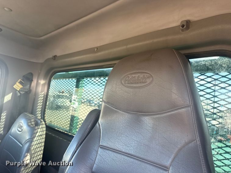 image for item EG1756 2007 Peterbilt 357 flatbed truck