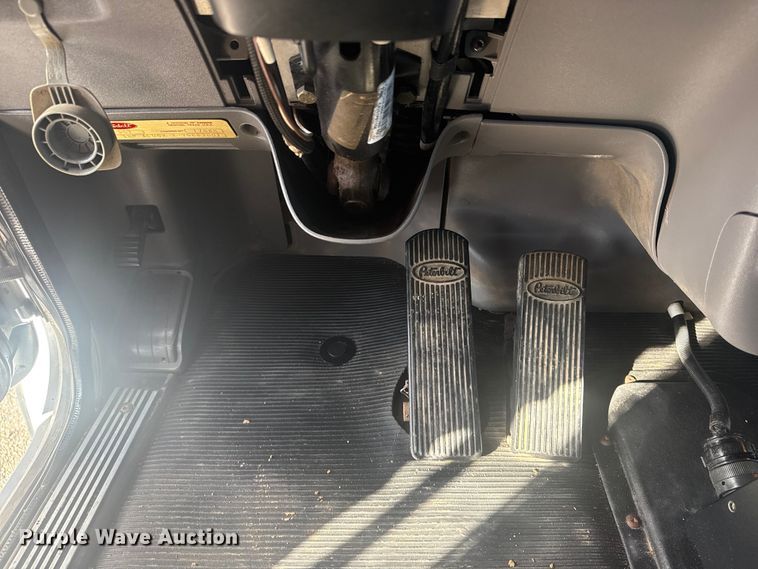 image for item EG1756 2007 Peterbilt 357 flatbed truck