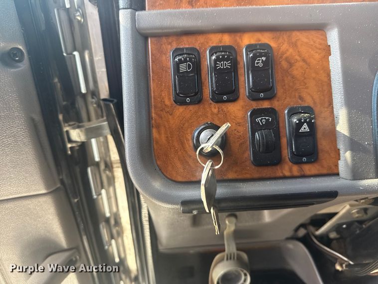 image for item EG1756 2007 Peterbilt 357 flatbed truck