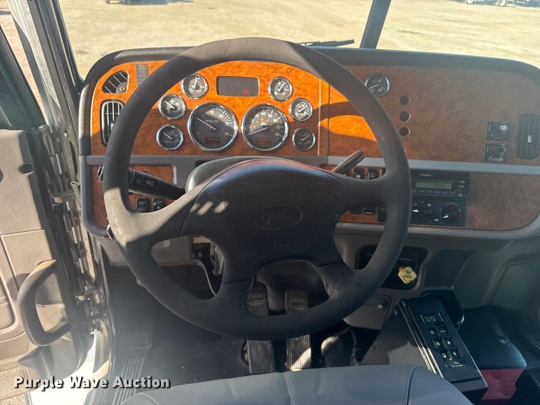 image for item EG1756 2007 Peterbilt 357 flatbed truck